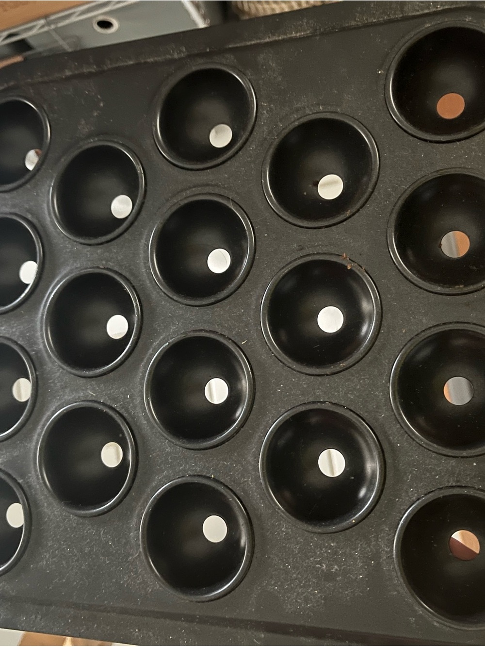 1 Non-stick cake pop baking pan, holds 18